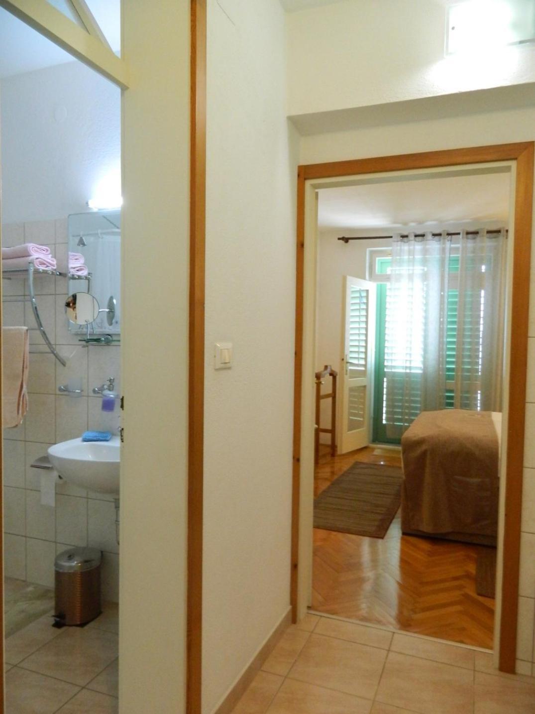 Garni Ivanac Brela Rom bilde